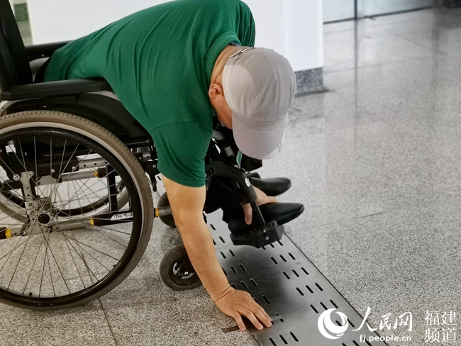 郭兵在測(cè)量地鐵站內(nèi)的濾水箅子