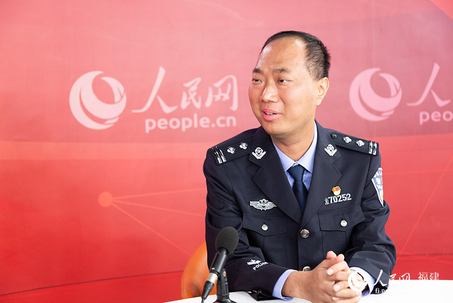福州市閩清縣公安局經(jīng)偵大隊大隊長許鴻升接受人民網(wǎng)專訪 焦艷攝