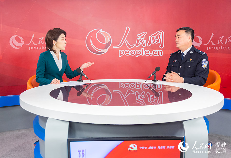 莆田市公安局黨委委員、副局長、政治部主任陳忠做客人民網(wǎng)福建演播室 焦艷攝