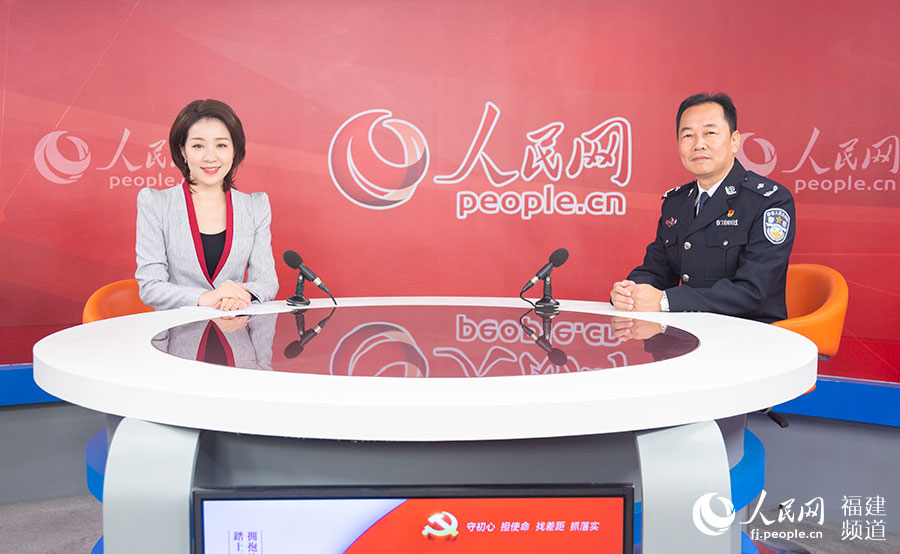 平潭綜合實驗區(qū)黨工委委員、公安局局長許標(biāo)旗做客人民網(wǎng)福建演播室 焦艷攝