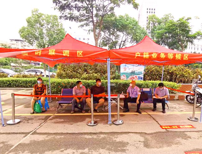 海滄區(qū)信訪局、人社局勞動(dòng)保障監(jiān)察大隊(duì)等政府工作人員在嵩嶼派出所，為當(dāng)事雙方進(jìn)行調(diào)解。海滄區(qū)勞動(dòng)保障監(jiān)察大隊(duì)供圖