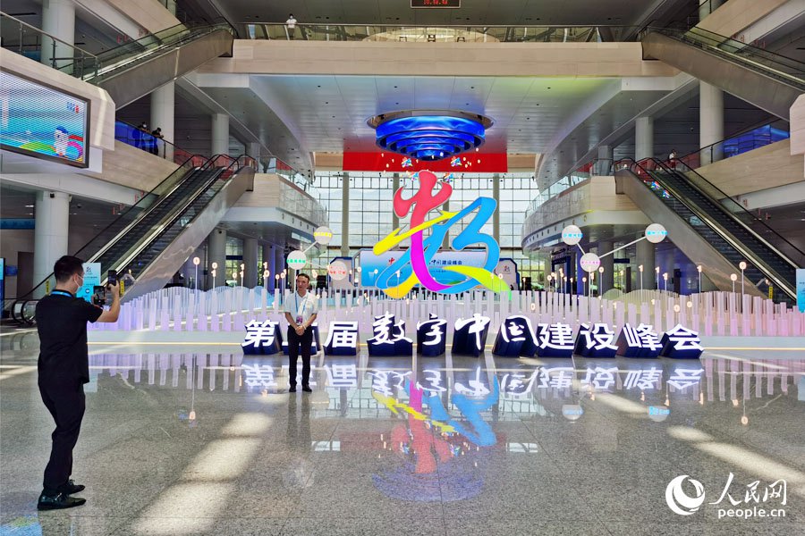 22日，第五屆數(shù)字中國成果展覽會吸引不少群眾來打卡。人民網(wǎng) 劉卿攝