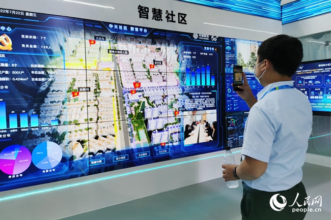 第五屆數(shù)字中國建設(shè)成果展覽會上，科技成果應(yīng)用引市民駐足。人民網(wǎng) 劉卿攝