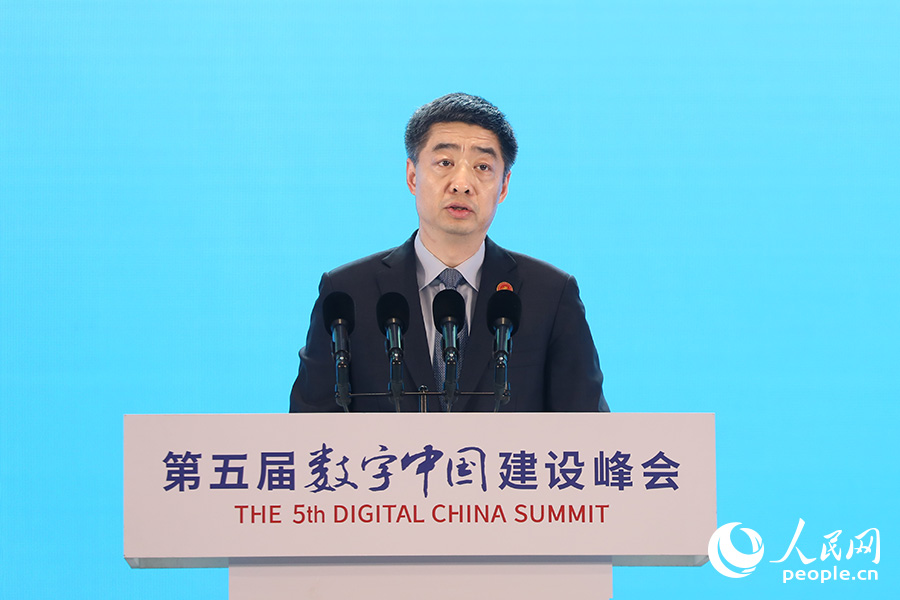 華為輪值董事長胡厚崑在峰會(huì)主論壇作主旨演講。人民網(wǎng) 陳永整攝