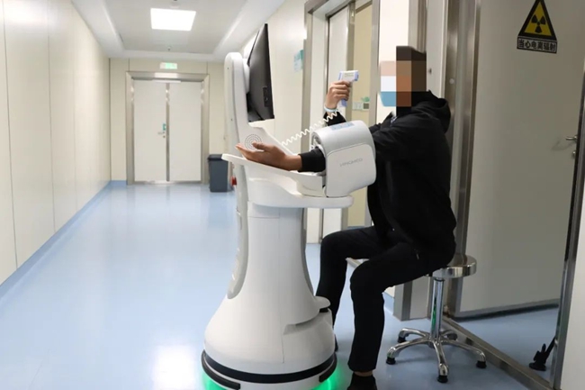 智能機器人對患者進行檢查。長樂區(qū)融媒體中心供圖