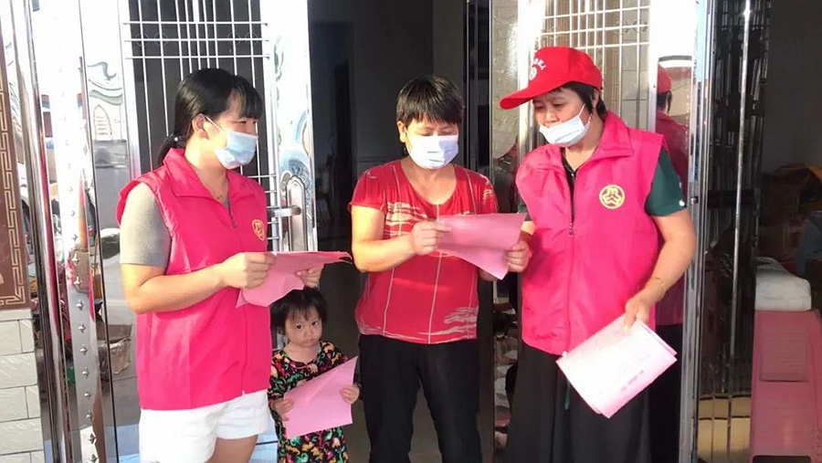 巾幗志愿者們協(xié)助流調(diào)，上門摸排。漳浦縣婦聯(lián)供圖