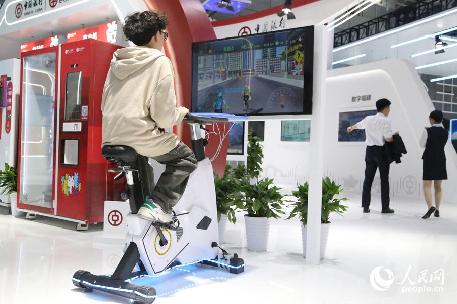 發(fā)電運動單車既可健身，又可儲存電能，同步給電子產品充電。人民網 葉青卿攝