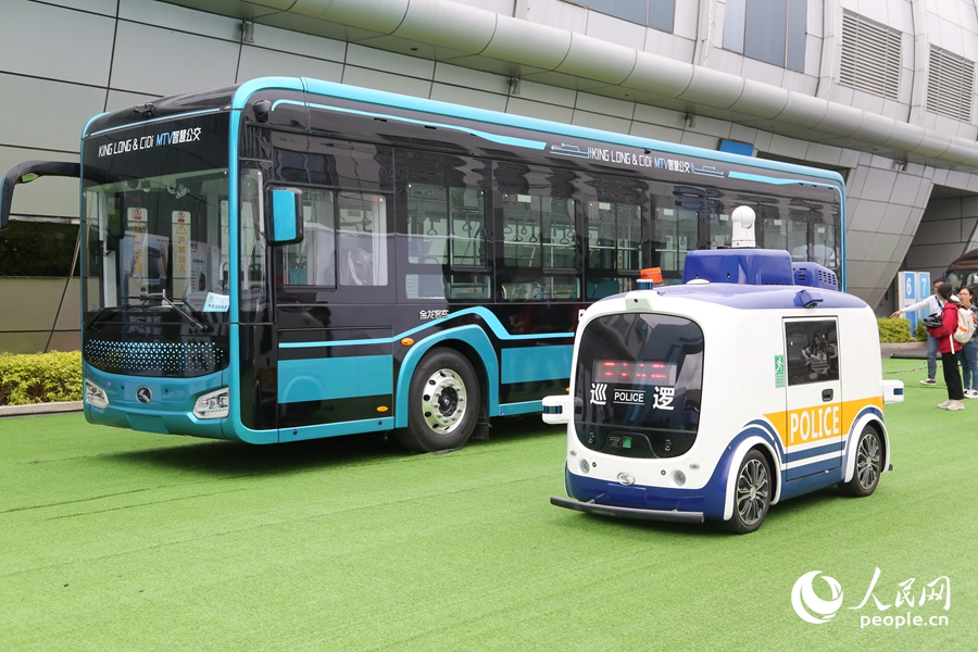 無人駕駛巡邏車亮相“數字街區(qū)”。人民網 葉青卿攝
