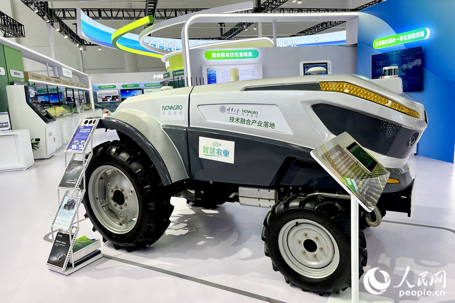 通過手機，就能指揮新能源無人駕駛拖拉機在田里作業(yè)。人民網(wǎng) 錢嘉禾攝