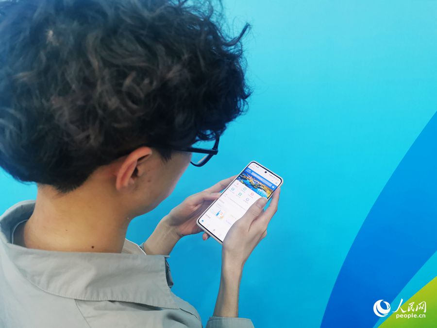 觀展者正在體驗(yàn)“杭好辦”小程序。人民網(wǎng) 葉青卿攝