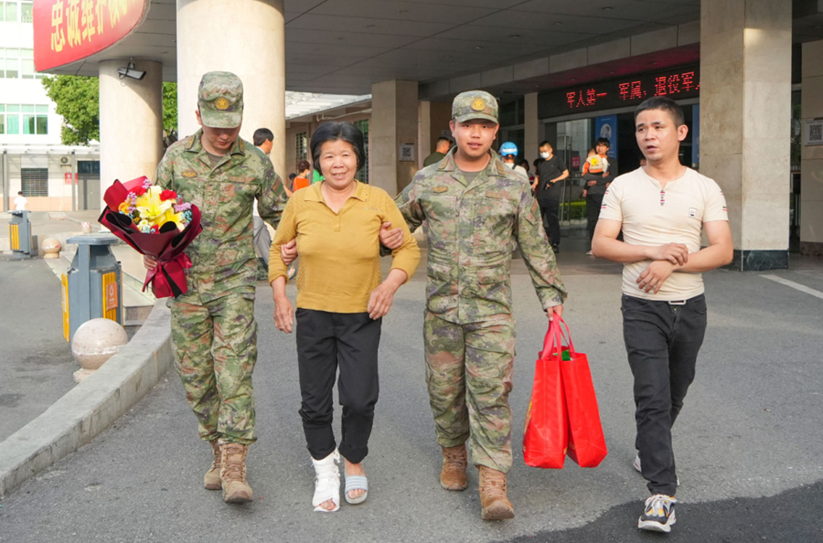 宋凱琦（右二）接受傷老人出院。