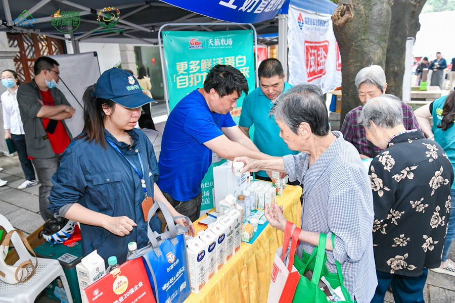 市民在展位前品嘗鮮奶。主辦方供圖