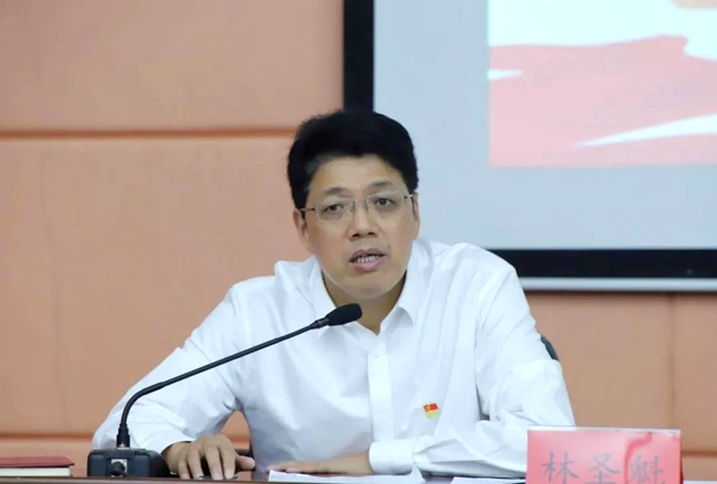 楊閩紅在上專題黨課。福建省衛(wèi)生健康委黨供圖
