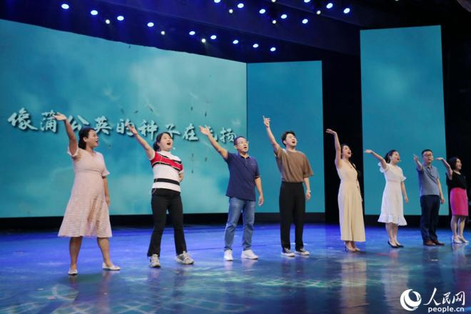 上屆選手代表登臺表演。人民網(wǎng) 陳博攝