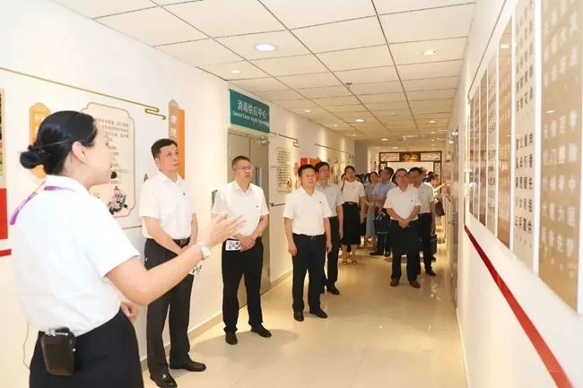 聆聽(tīng)黨史課。駐福建省衛(wèi)健委紀(jì)檢監(jiān)察組供圖