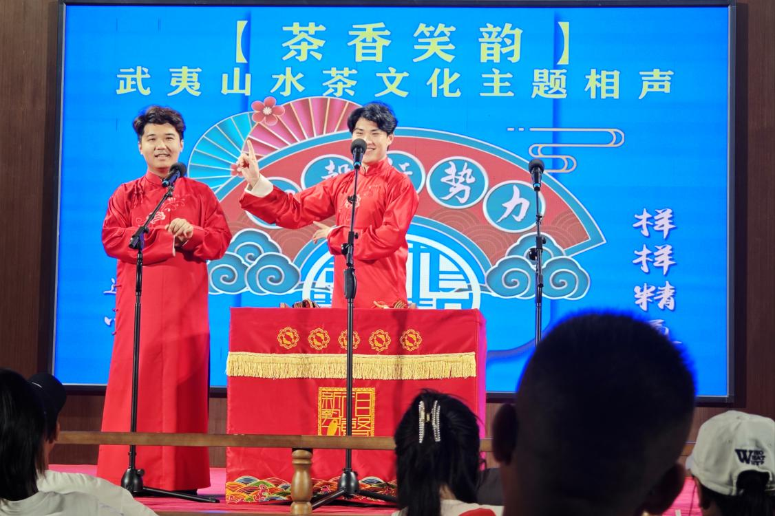 武夷山水茶文化主題相聲頗受網(wǎng)絡(luò)名人喜愛。黃東儀攝