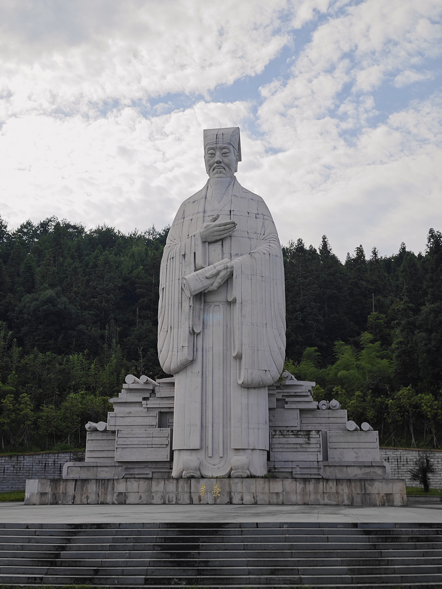 朱子雕像面容慈祥，左手持卷，右手捧心，好似正與訪客娓娓道來其正心誠意、格物致知之學(xué)。黃東儀攝