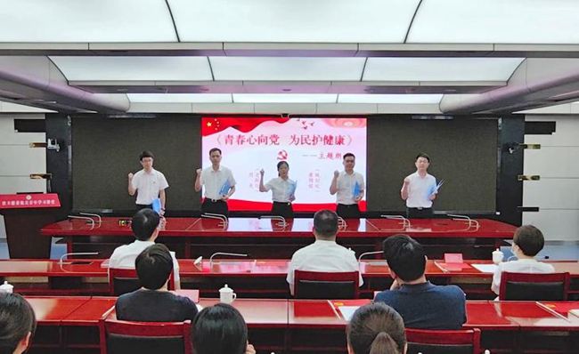 主題朗誦《青春心向黨 為民護(hù)健康》。福建省衛(wèi)健委供圖