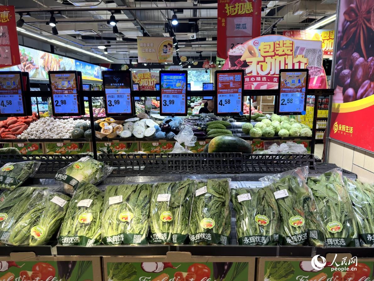 福州永輝超市門(mén)店蔬菜供給正常。人民網(wǎng)實(shí)習(xí)生 田欣禾攝
