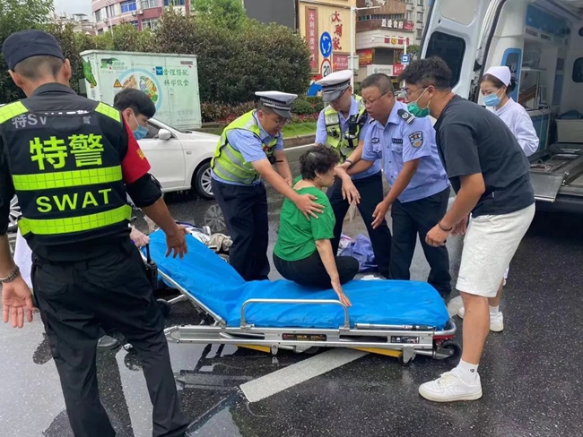 把受傷的阿姨抬上救護車送醫(yī)治療。福建省公安廳供圖