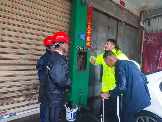 頂風冒雨護送迷路老人回家。福建省公安廳供圖