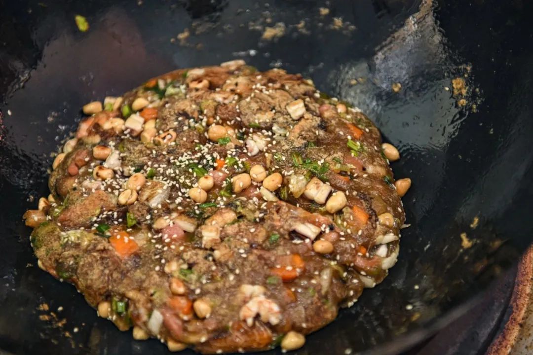 添加花生制作的八珍炒糕。江信恒攝
