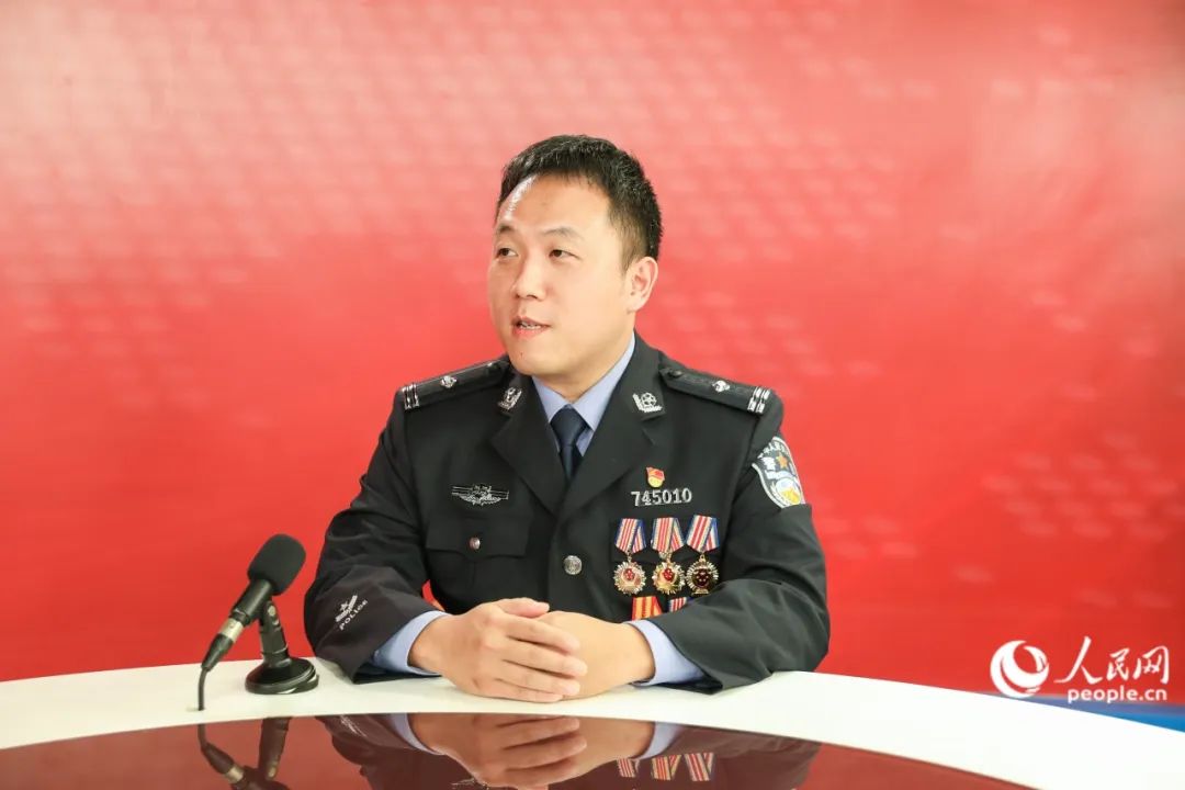 福建省優(yōu)秀人民警察、順昌縣公安局黨委委員、刑偵大隊大隊長黃浩接受人民網(wǎng)專訪。人民網(wǎng) 陳永整攝
