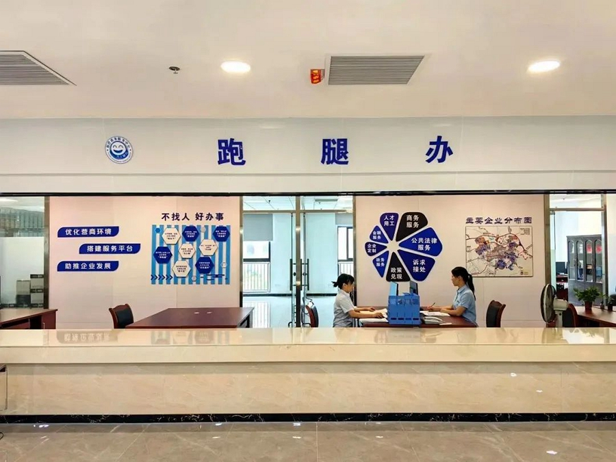 長泰區(qū)新成立的“跑腿辦”，實現(xiàn)從受理咨詢到委托辦理再到事項辦結(jié)，全程幫辦代辦聯(lián)辦陪辦。長泰區(qū)融媒體中心供圖