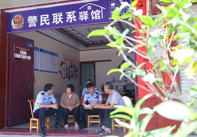 來(lái)驛館咨詢業(yè)務(wù)、拉家常的村民絡(luò)繹不絕。龍巖公安供圖