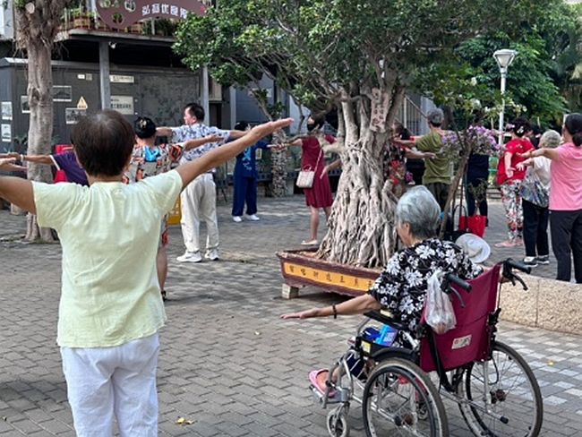 與市民一起練習(xí)八段錦