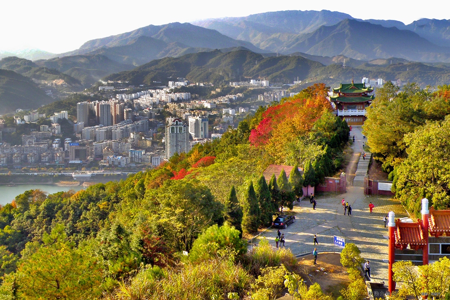 秋染九峰山。張章瑞攝