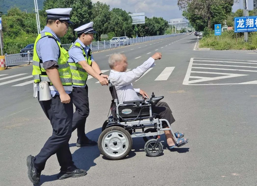 民警護(hù)送老人回家。龍巖警方供圖