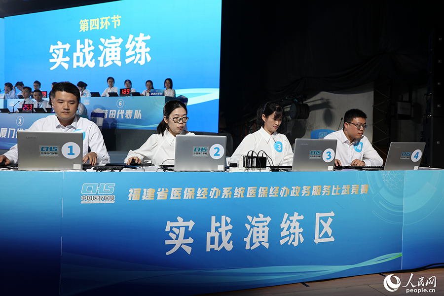 爭分奪秒的實(shí)戰(zhàn)演練，十分考驗(yàn)隊(duì)員的基本功和臨場應(yīng)變能力。人民網(wǎng) 葉青卿攝