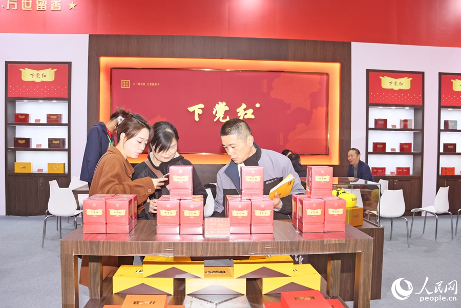 “下黨紅”展區(qū)吸引逛展者駐足了解、詢價(jià)。人民網(wǎng) 李昌乾攝