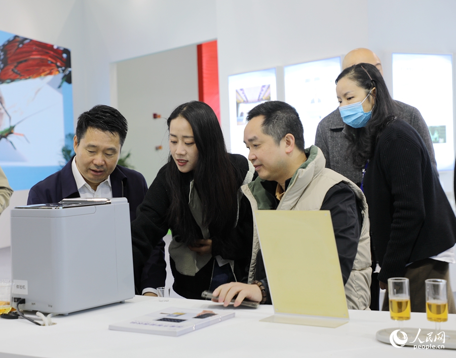 逛展者現(xiàn)場體驗(yàn)智能茶飲機(jī)。人民網(wǎng) 李昌乾攝