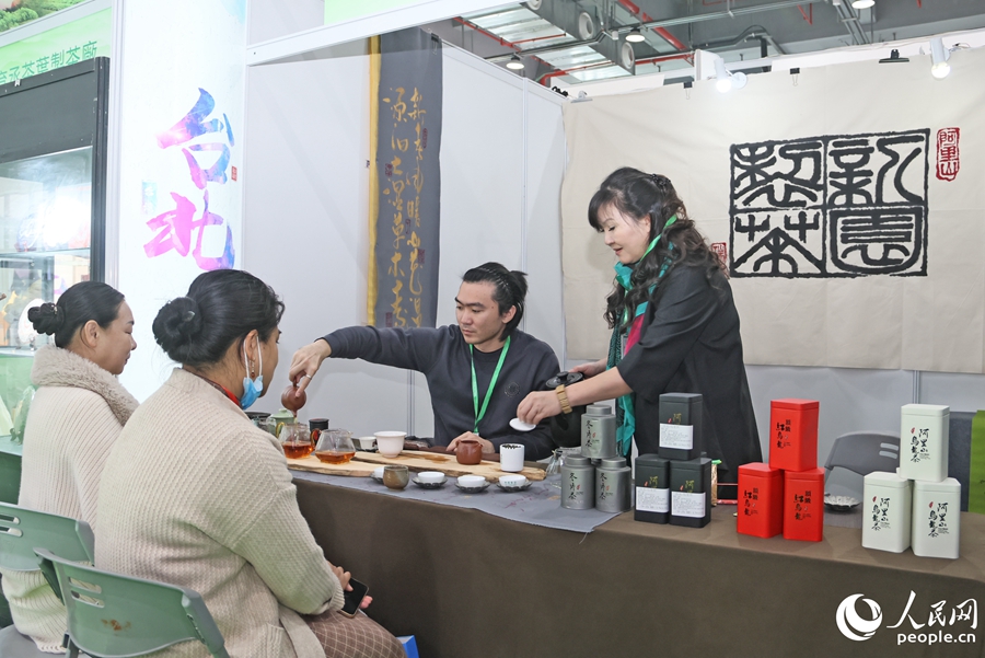 王人威（右二）在茶博會上沏泡臺灣烏龍茶。人民網(wǎng) 李昌乾攝