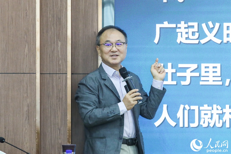 胡正榮進(jìn)行《加快媒體深度融合 建設(shè)全媒體傳播體系》專題報(bào)告。人民網(wǎng)記者 林盈攝