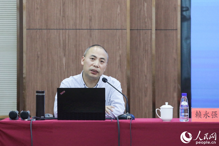 賴永強(qiáng)以《新傳播時(shí)代正能量如何“出圈”》為題進(jìn)行實(shí)操技能專題培訓(xùn)。人民網(wǎng) 陳永整攝