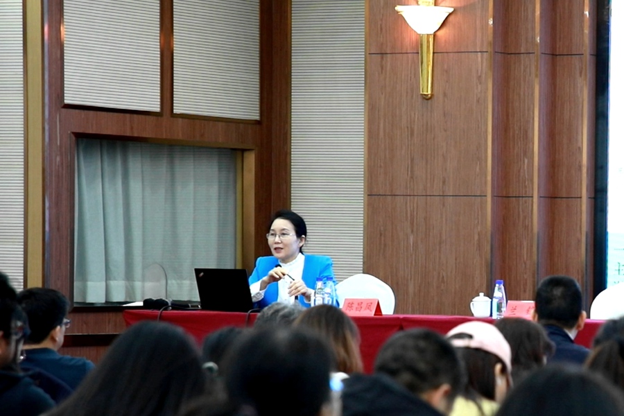 陳昌鳳進(jìn)行《人工智能賦能傳播：新模式探索》專題輔導(dǎo)報(bào)告。人民網(wǎng)記者 林盈攝