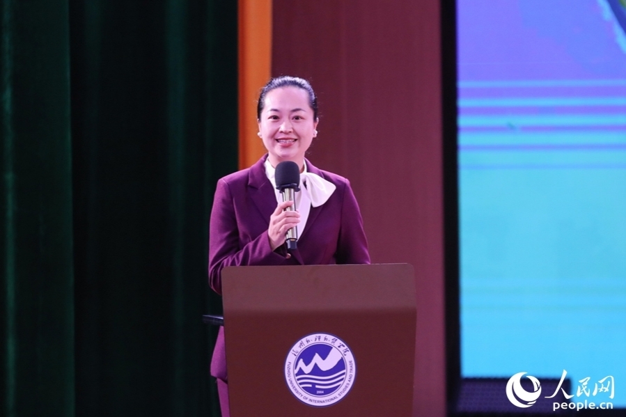 晉江市自然資源局城鄉(xiāng)規(guī)劃中心副主任、晉江市情講解員羅小玲。 人民網(wǎng) 陳永整攝