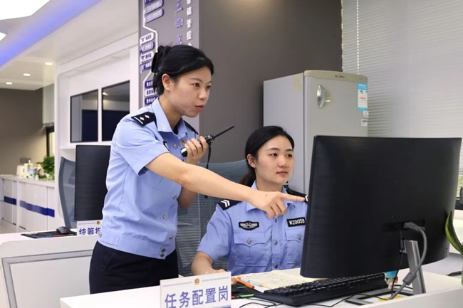 合成作戰(zhàn)中心民警分析研判案情。龍巖市公安局供圖