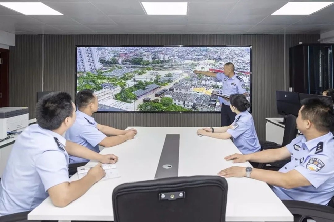 情報(bào)指揮室分析研判轄區(qū)治安情況。龍巖市公安局供圖