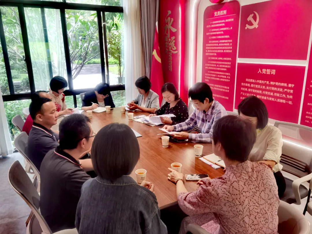 黃淑紅向基層群眾和婦女工作者傳達(dá)了中國(guó)婦女第十三次全國(guó)代表大會(huì)精神。