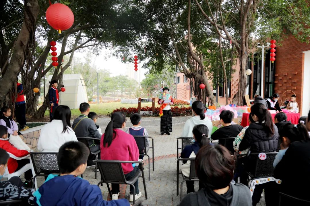 張麗蓉走進(jìn)黃塘溪田園風(fēng)光走廊進(jìn)行宣講。