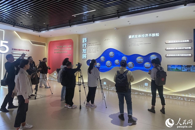 參賽記者在晉江經(jīng)驗館展廳參觀。人民網(wǎng) 謝星宇攝