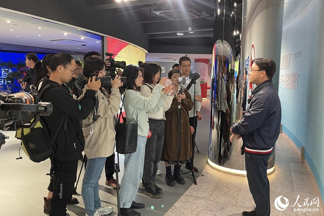 參賽記者在恒安集團集中采訪業(yè)務(wù)骨干。人民網(wǎng) 謝星宇攝