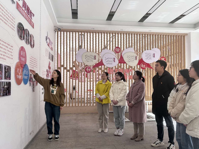 金華社區(qū)黨支部組織黨員到近鄰黨建示范點(diǎn)上專題黨課。葉璇瓊攝