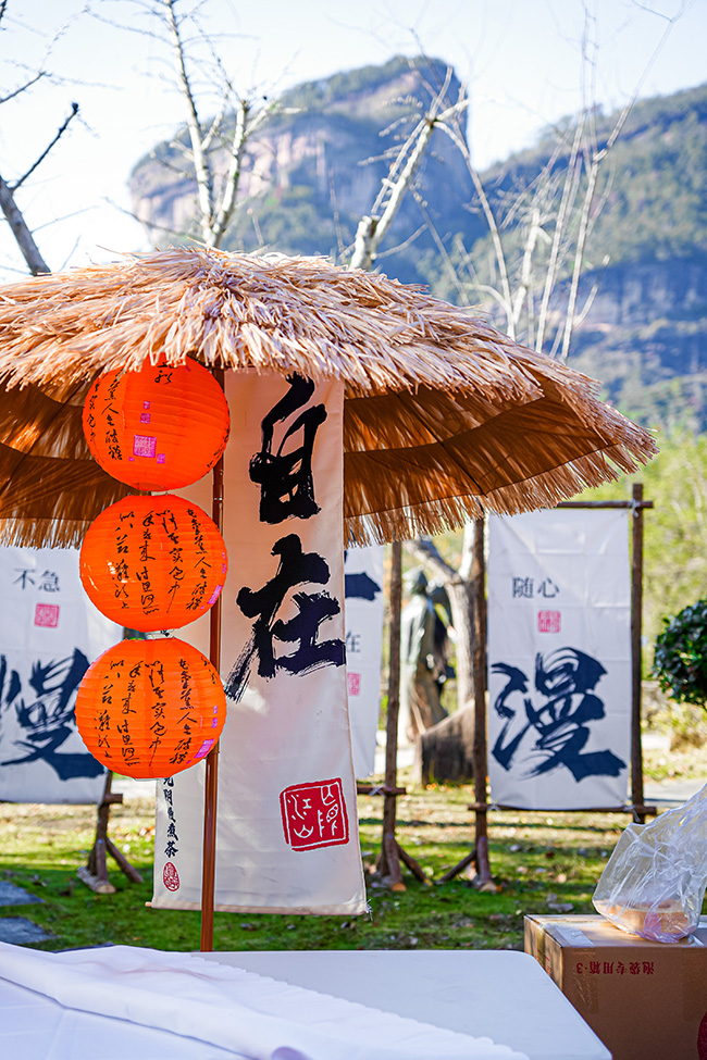 “武夷五宜”圍爐煮茶主題市集一角，古韻十足。武夷山市數(shù)字武夷電子商務(wù)發(fā)展有限公司供圖
