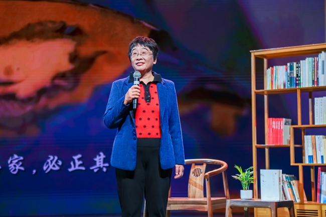 第九屆全國(guó)“人民滿意的公務(wù)員”獲得者、“全國(guó)優(yōu)秀黨務(wù)工作者”獲得者、全國(guó)三八紅旗手、福州市園林中心二級(jí)巡視員楊曉。主辦方供圖