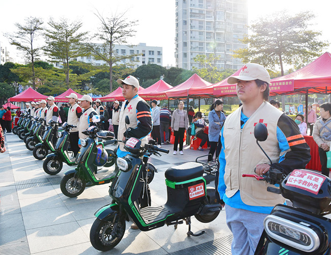 廈門市首支紅十字配送騎士應(yīng)急救護(hù)志愿服務(wù)隊(duì)”成立。周贊家攝